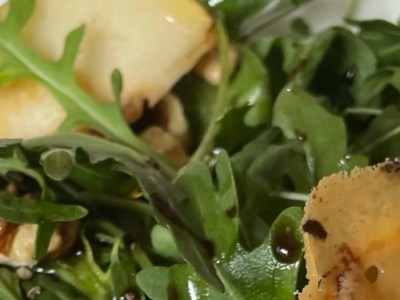 Rucola Salad with Pear, Goat Cheese and&nbsp;Hazelnuts